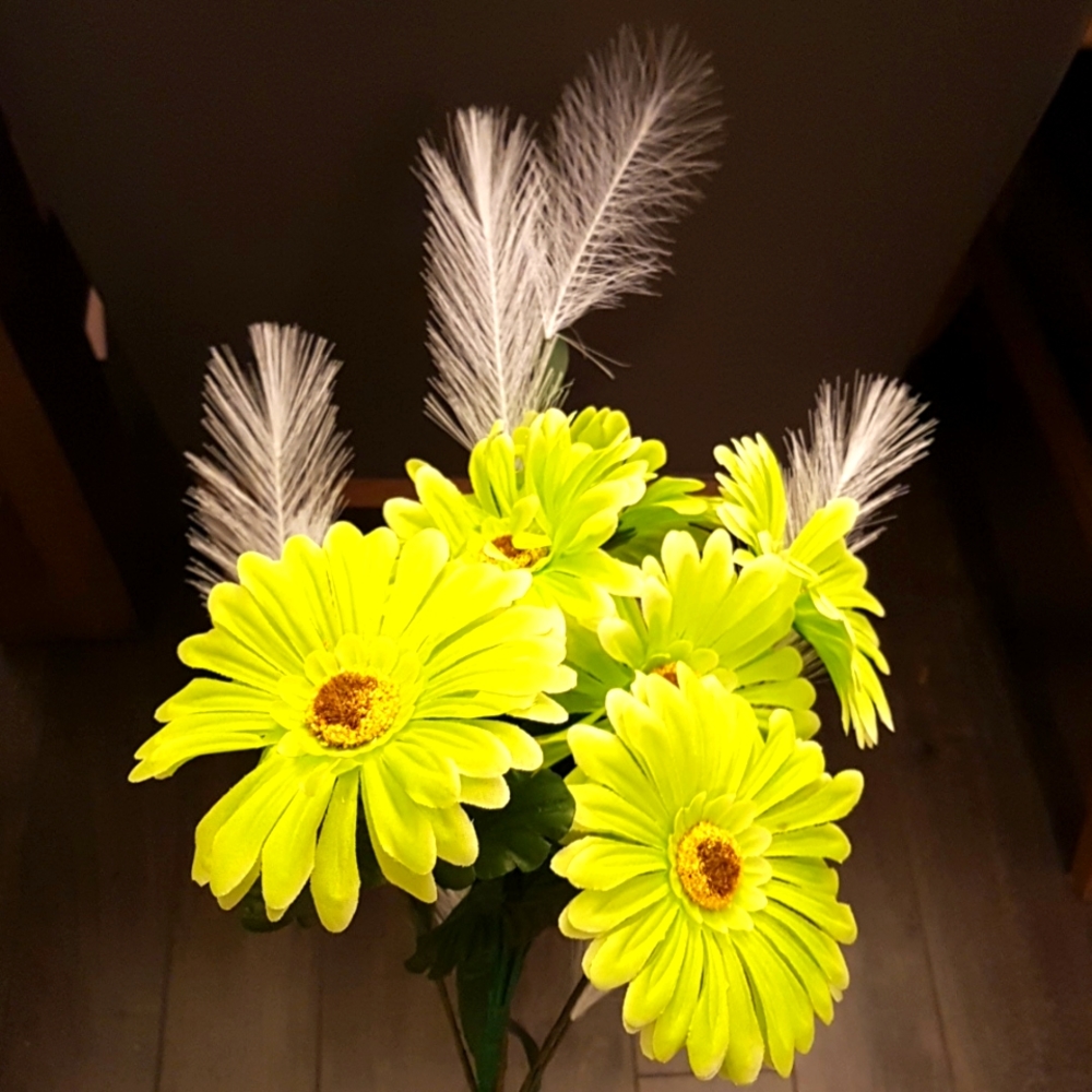 Green Daisy White Artificial Flowers with Leaves